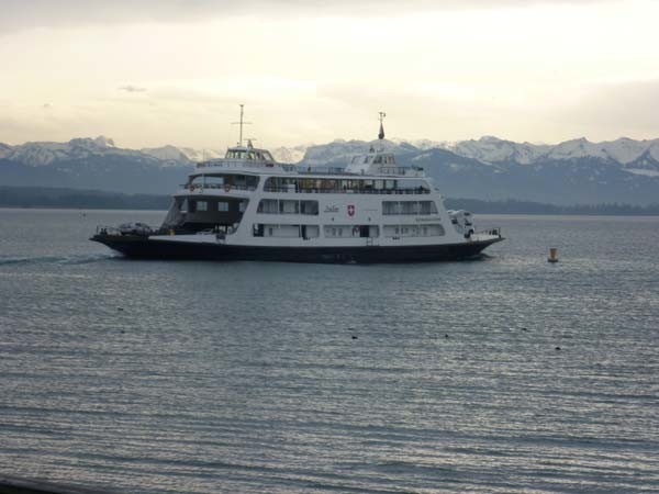 Konstanz Bodensee Fähre mit Blick auf die Alpen Konstanz Bodensee Fähre mit Blick auf die Alpen